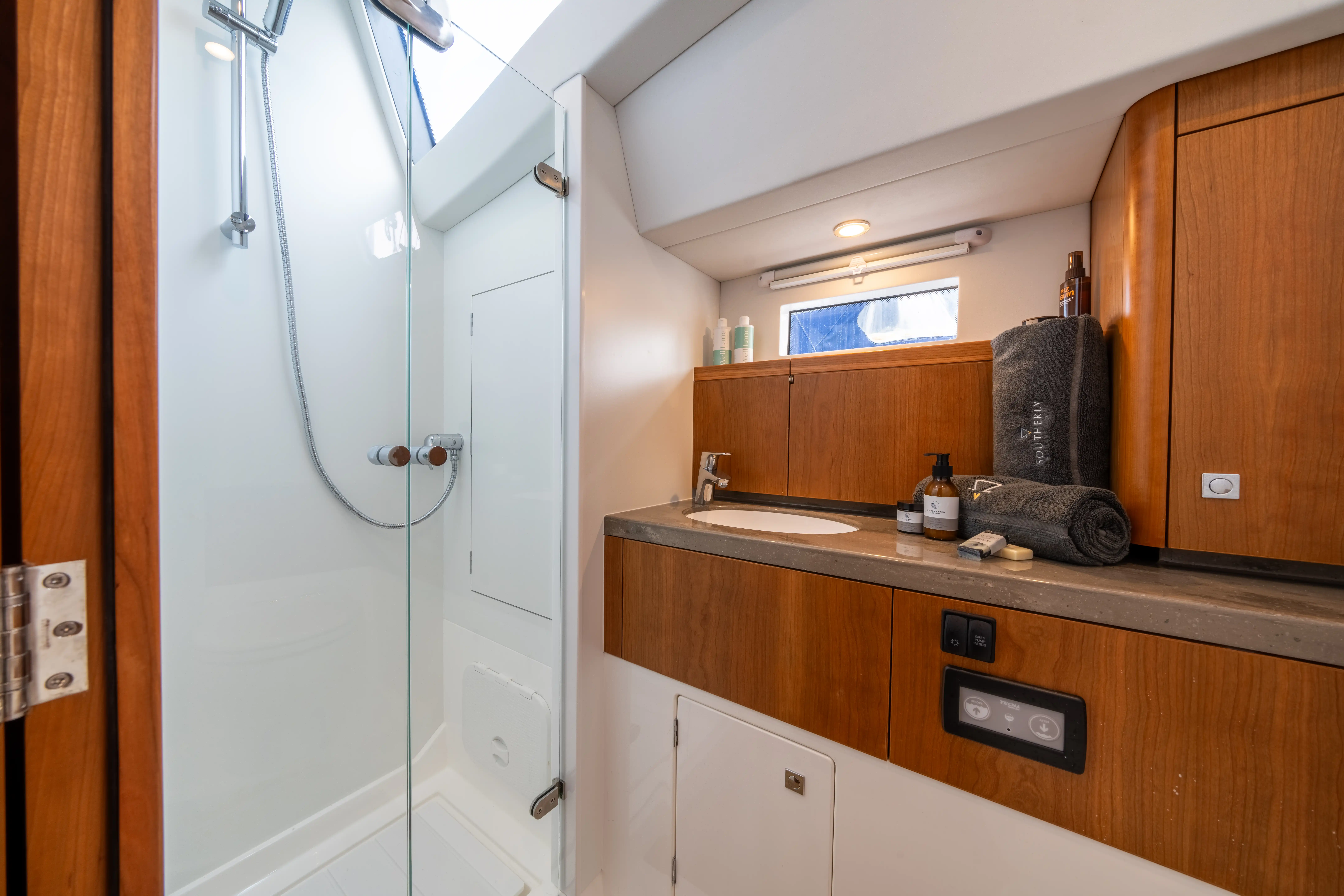 Southerly Yachts: Without Limits - Southerly 480 interior master head