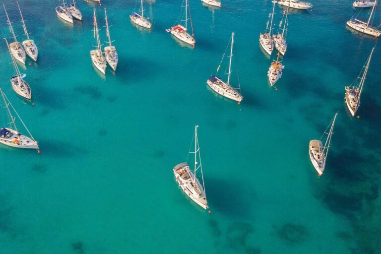 csm_bavaria-stories-boje-statt-anker-content-01_b7ee718fa4 Buoy instead of anchor - Rule of thumb: the inner buoys of a bay are usually for smaller boats, the outer ones for larger yachts.